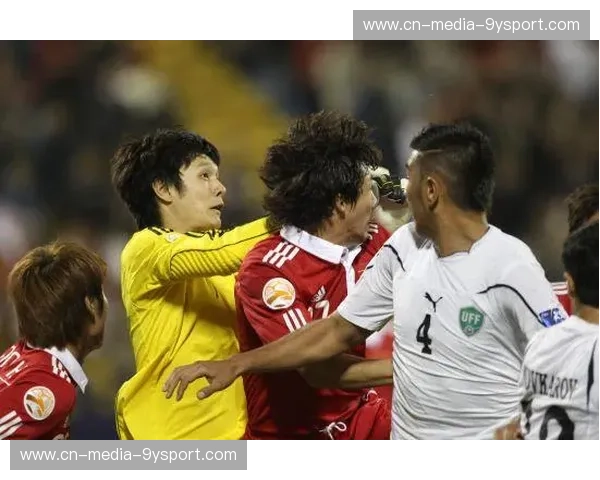 战火中的视觉交响：从一张“国足VS乌兹别克”海报看中国足球的孤勇与狂想